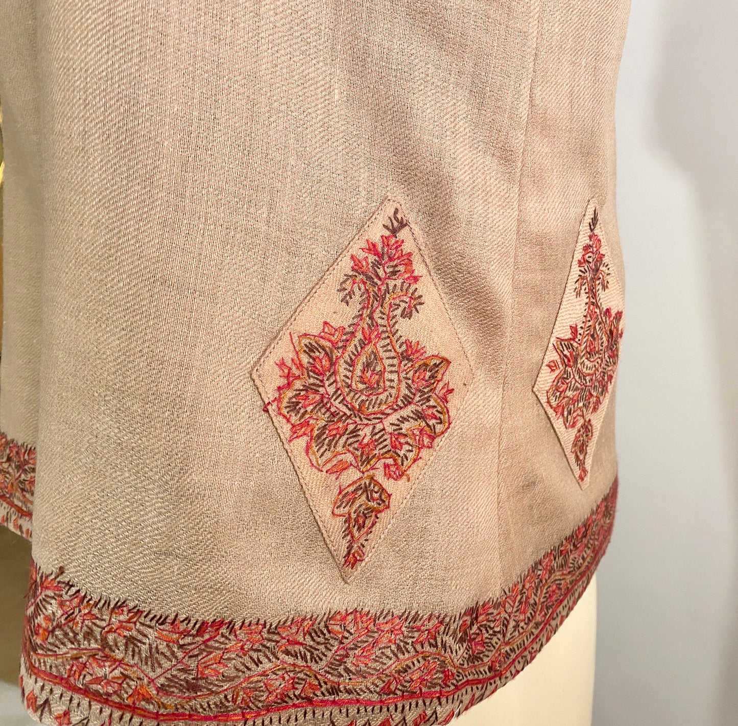 Allium Top in Embroidered Beige Lamb's Wool
