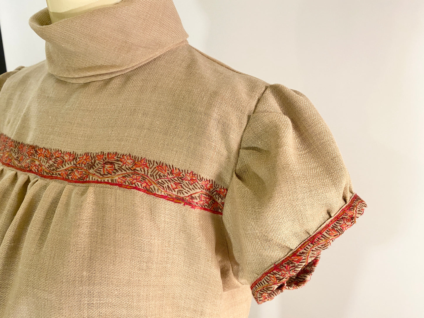 Allium Top in Embroidered Beige Lamb's Wool