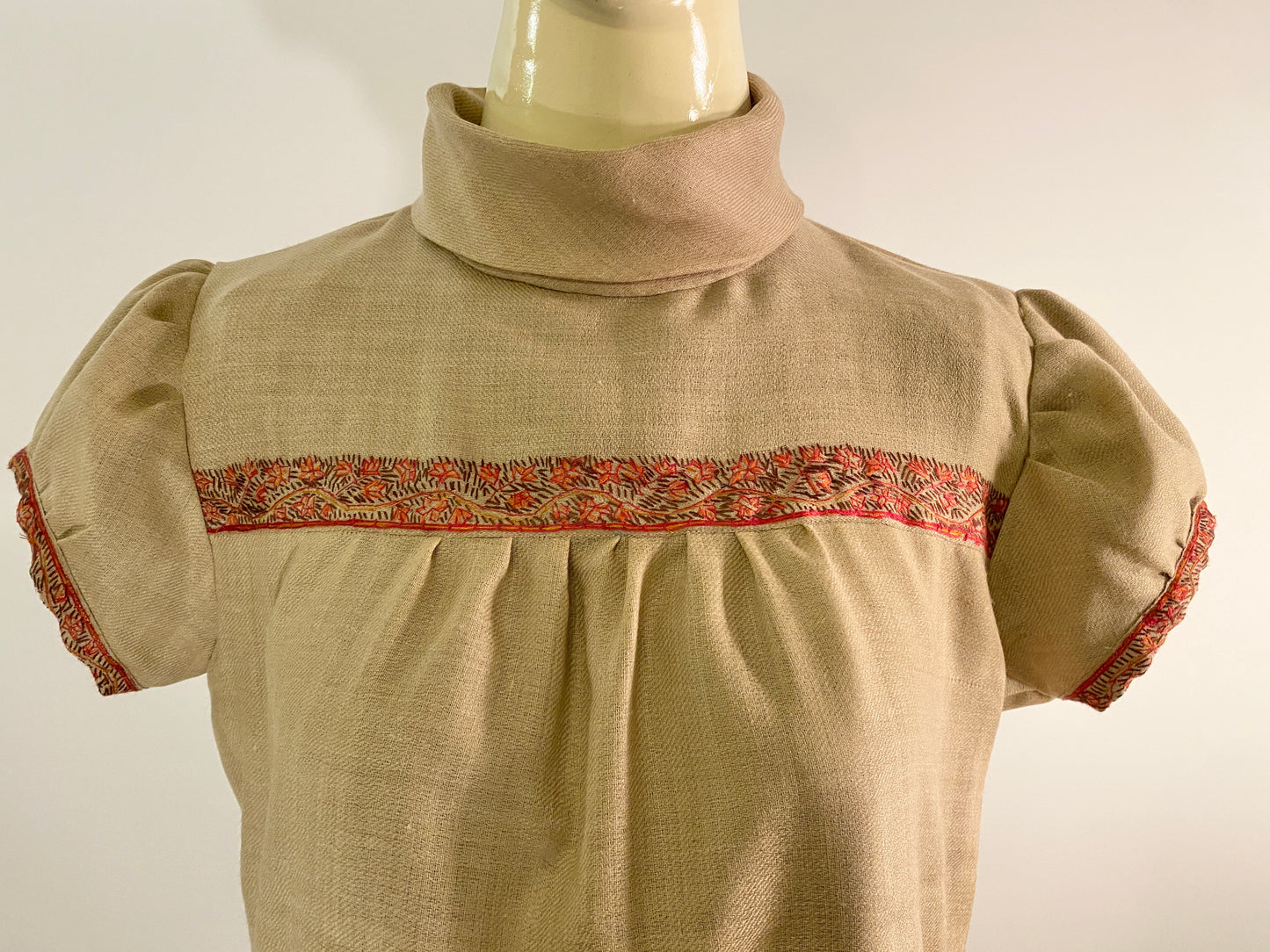 Allium Top in Embroidered Beige Lamb's Wool